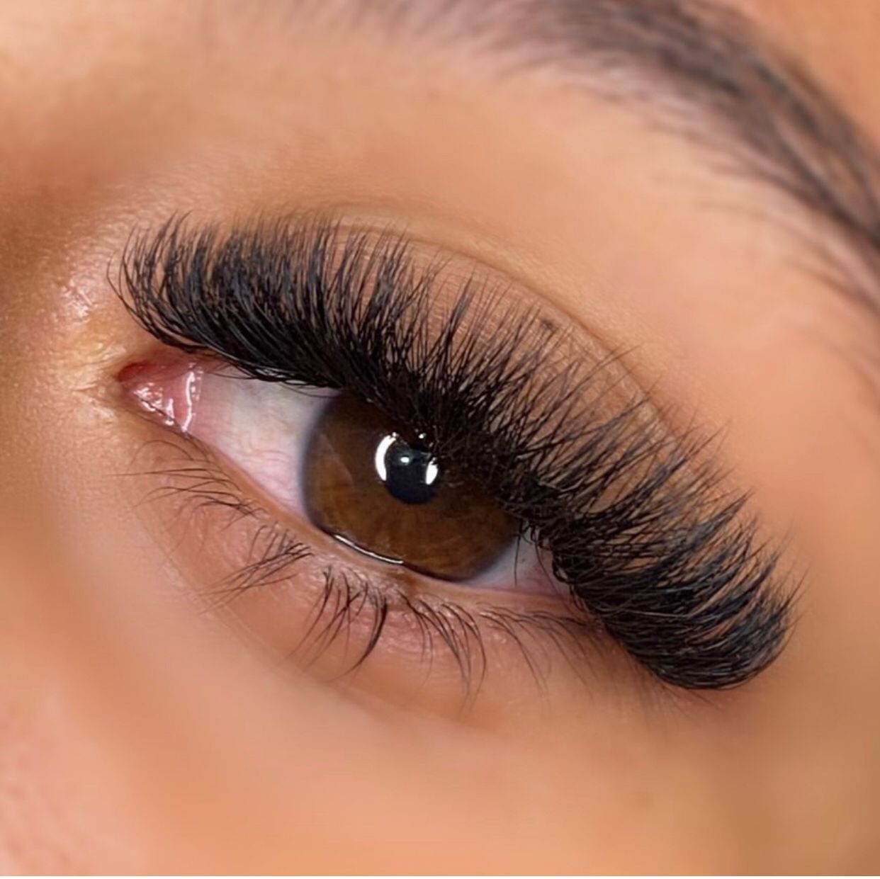 Modelo com extensão de cílios ousada