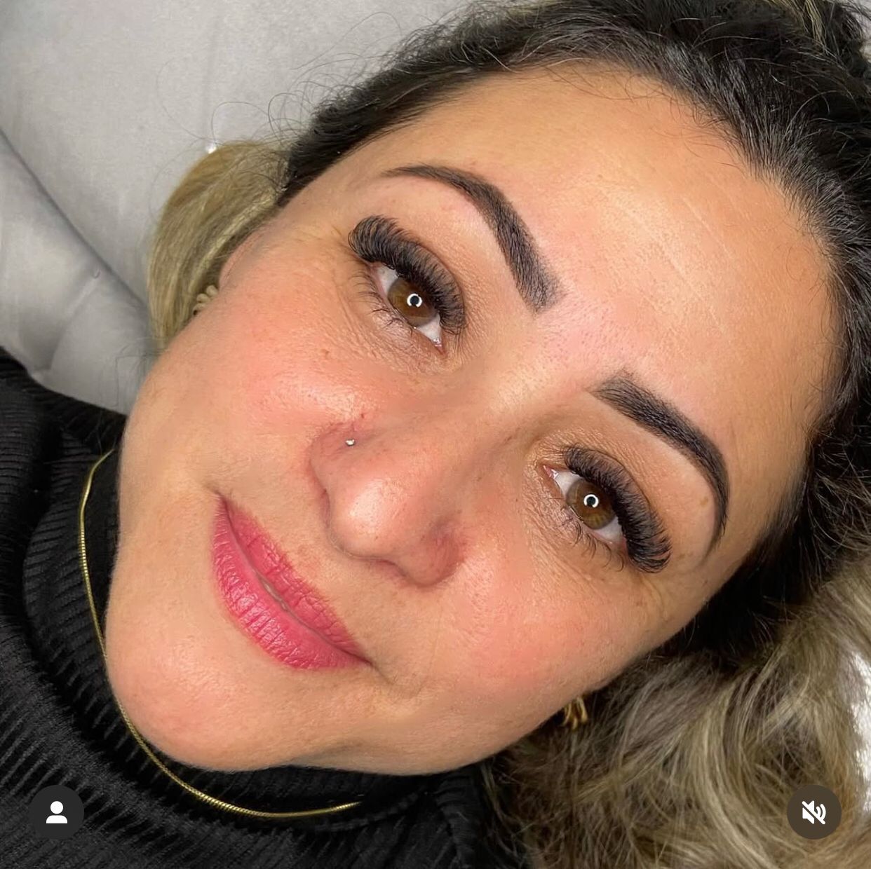 Modelo com extensão de cílios clássica