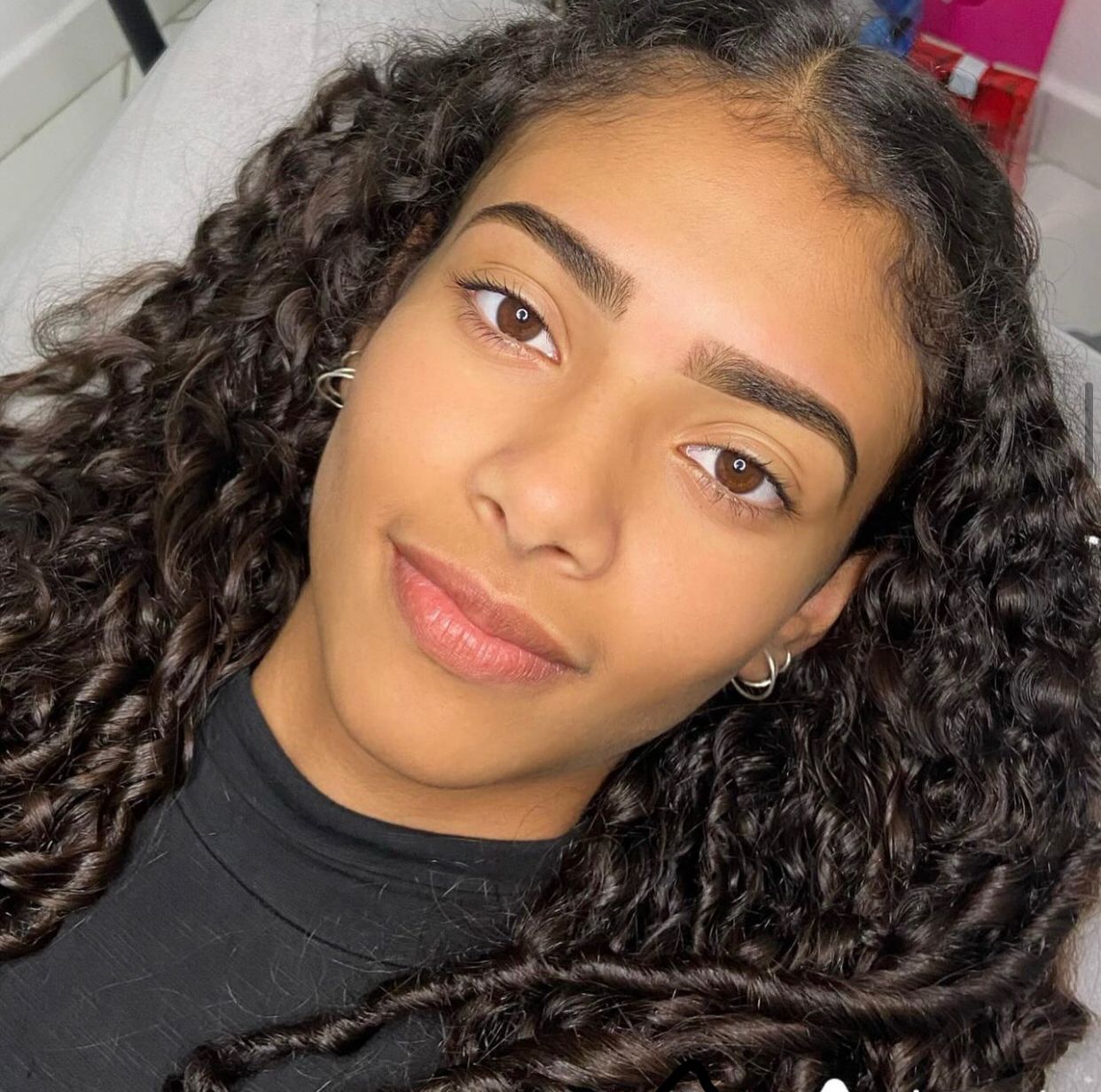 Modelo com extensão de cílios volumosa