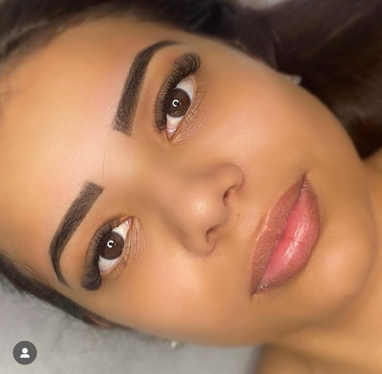 Modelo com extensão de cílios